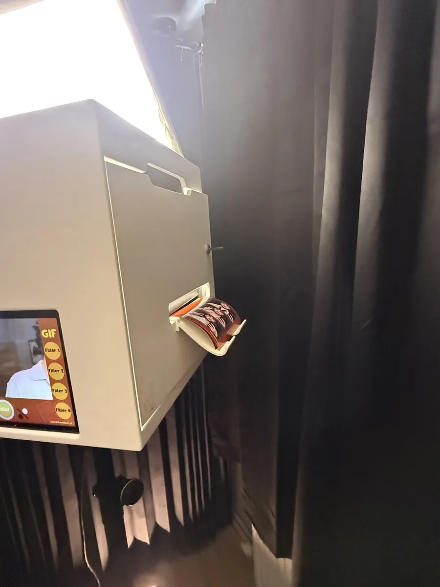 Fotostreifen kommt frisch aus dem Drucker der Fotobox