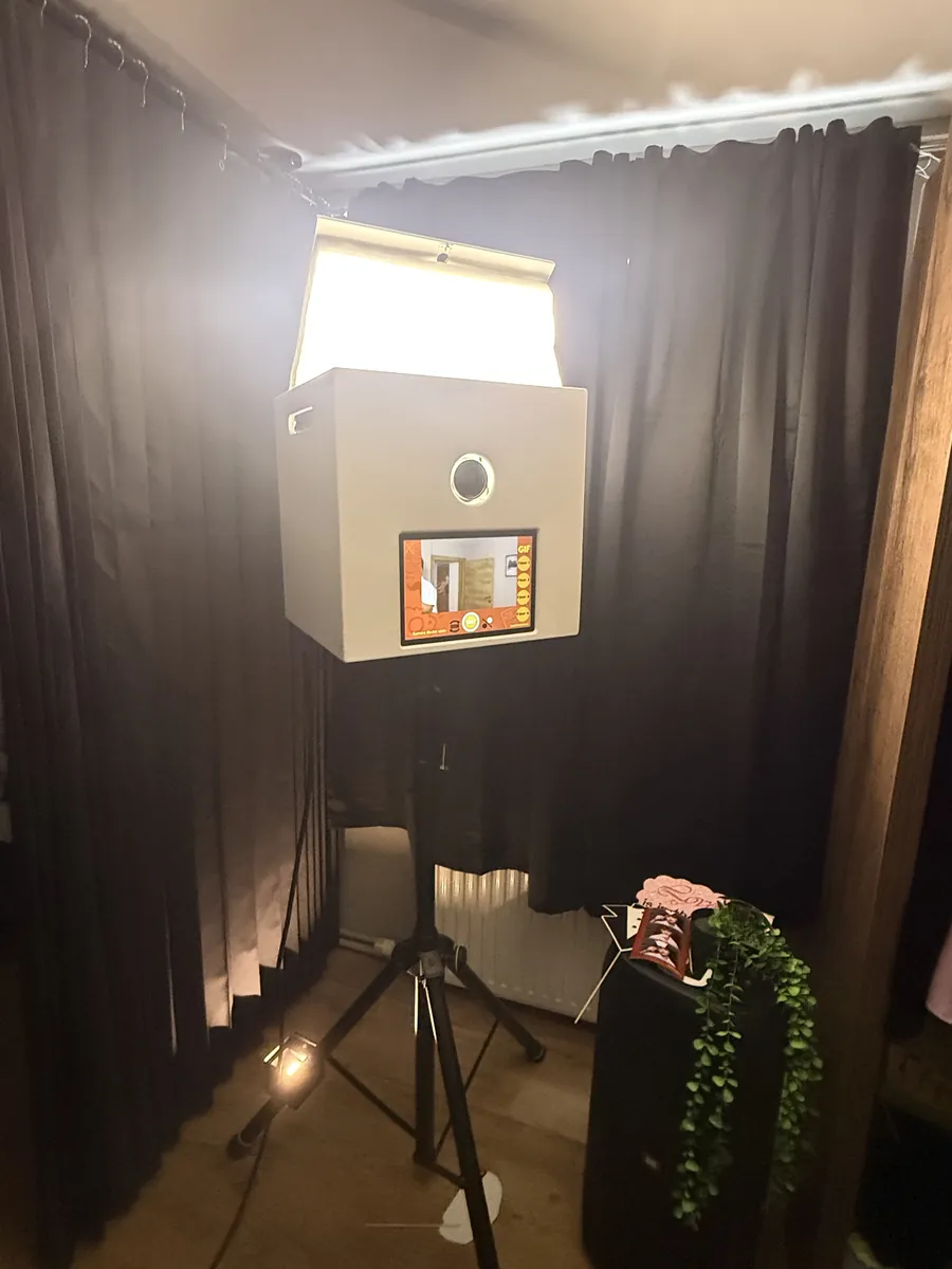 Aufgebaute Fotobox im abgedunkelten Raum mit Licht und Dekoration