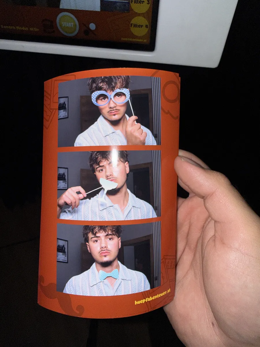 Fotostreifen mit lustigen Accessoires aus der Fotobox